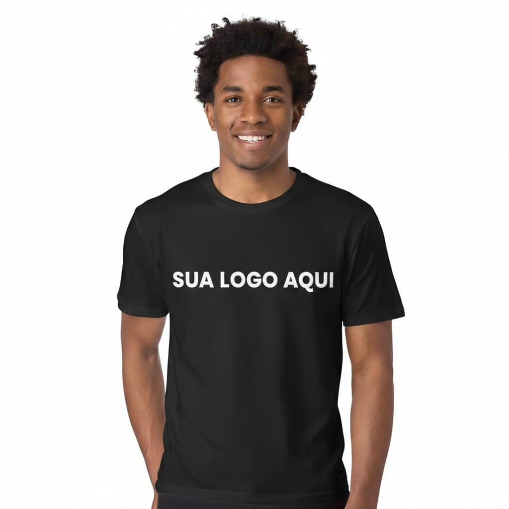 Homem sorridente vestindo uma camiseta preta com o texto "SUA LOGO AQUI" impresso no peito.